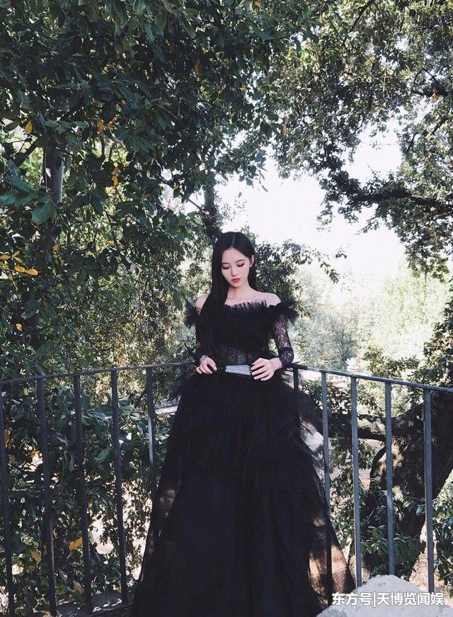鞠婧祎不管穿什么都楚楚动人，不亏是4000年一遇的美女