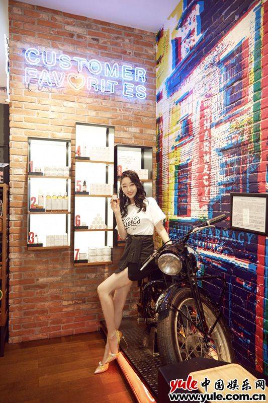 蒋梦婕"蜜桃肌"柔嫩惊艳 现场分享护肤心得反响好