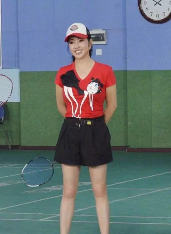 “装嫩”就服刘晓庆，64穿得像20多岁姑娘!没想到她舞技也这么好