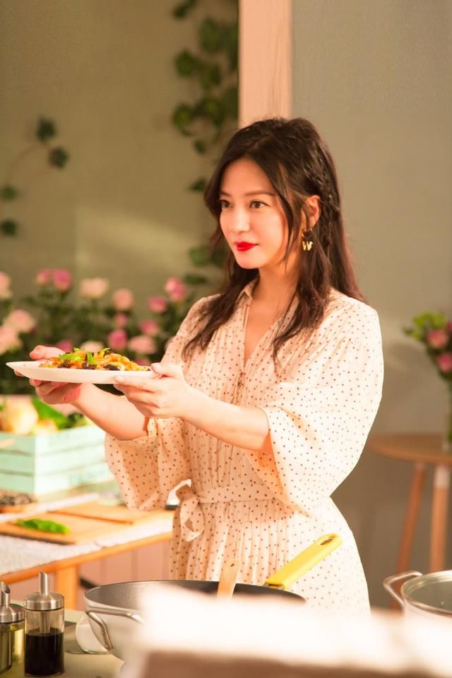 同样42岁，当赵薇碰到舒淇，生过孩子的就是不一样