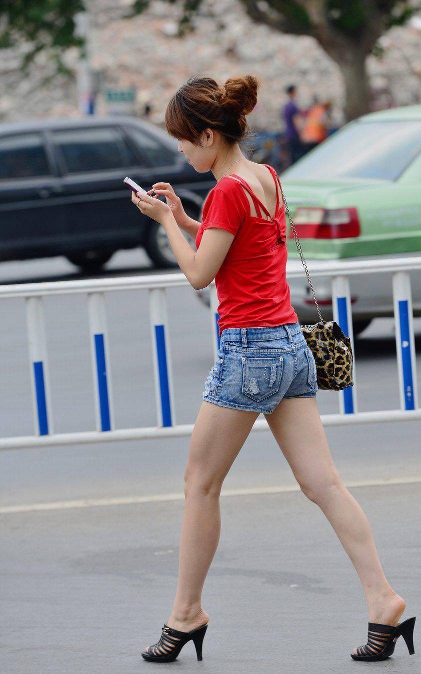 百顺西路街拍:红色低胸美背上衣、牛仔热裤美女,超级好看