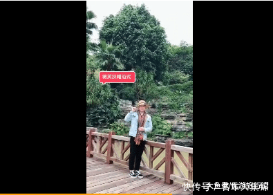 老外模仿中国大妈拍照, 画面过于真实! 网友: 撩水的不是我妈吗