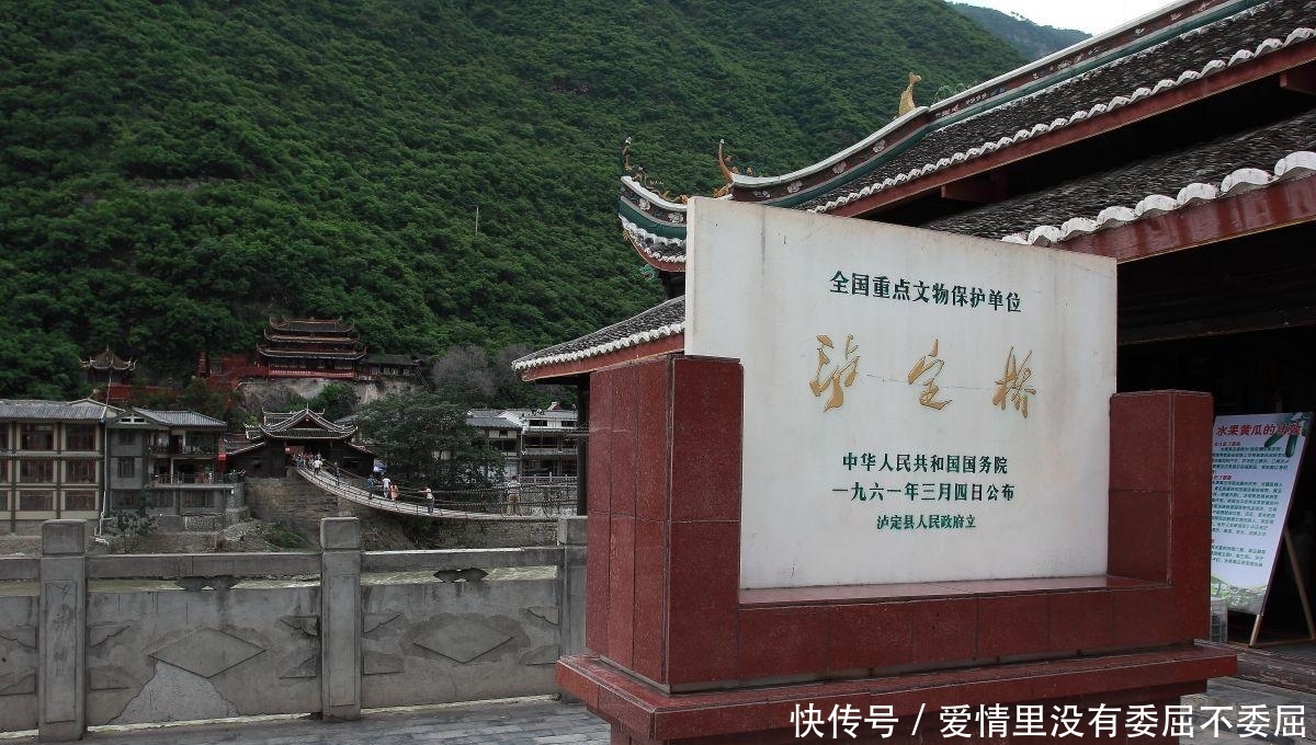 十几条铁链重达几十吨,300多年前的古人如何在湍急的河上架桥