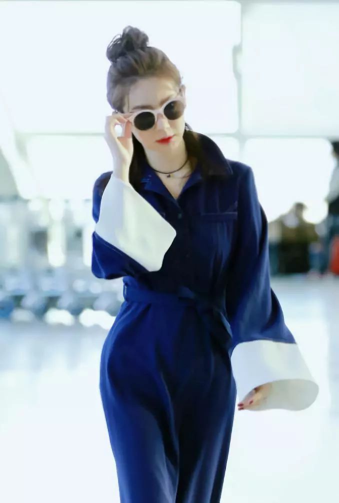 以为戚薇只是穿运动装很帅，没想到穿连衣裙这么婀娜，前凸后翘