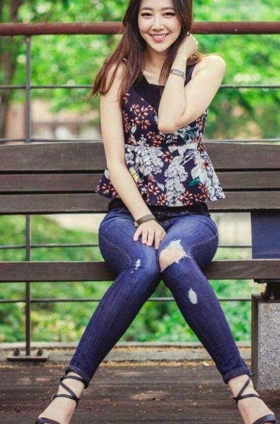 修身紧身牛仔裤，显美女凹凸身姿，清新淡雅女人味十足