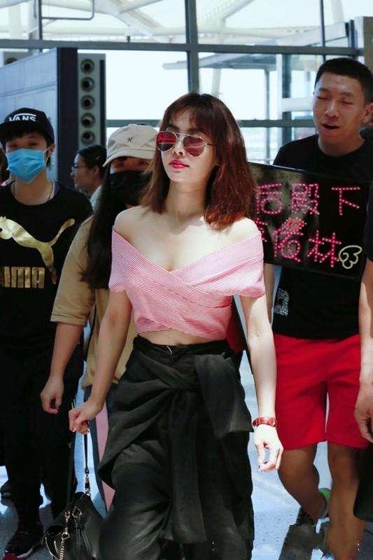 江疏影真敢穿，上身穿的就只能遮重点，网友：真好看