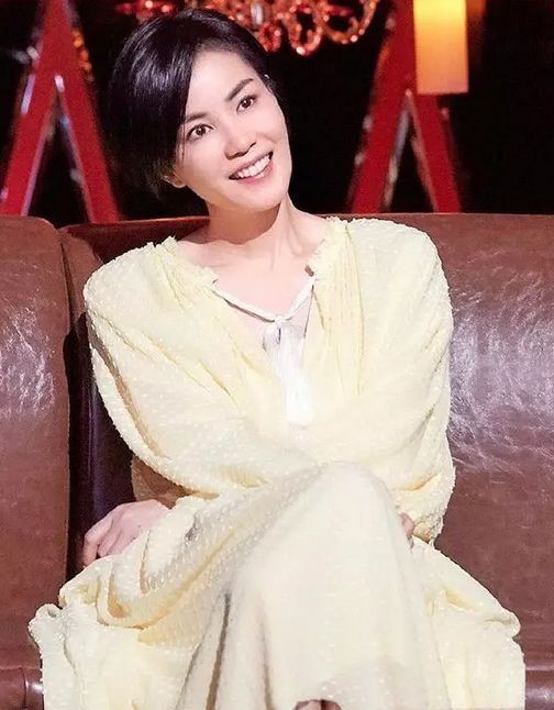 49岁王菲上综艺!红了这么多年还是气质精，时髦穿搭成范本