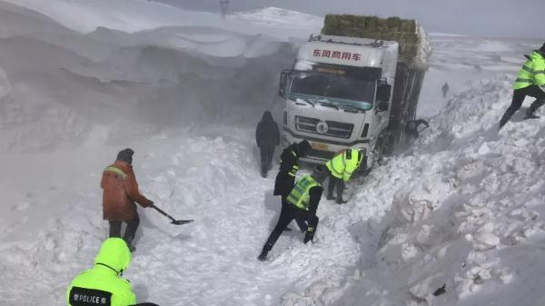 如同科幻大片！玛多境内高速公路积雪最深处达8米 汽车艰难通行
