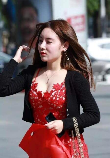 武汉街拍 夏天是外表火辣，内在性感的季节，又到了这种露肉的年