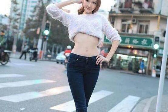 牛仔裤紧身的版型，悄悄帮你藏起身材的不足