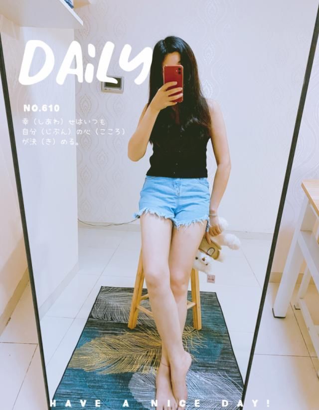  后再加上一■牛仔裤搭配黑色小吊带真的太cp了，适合春天的造型，潮流又百搭！