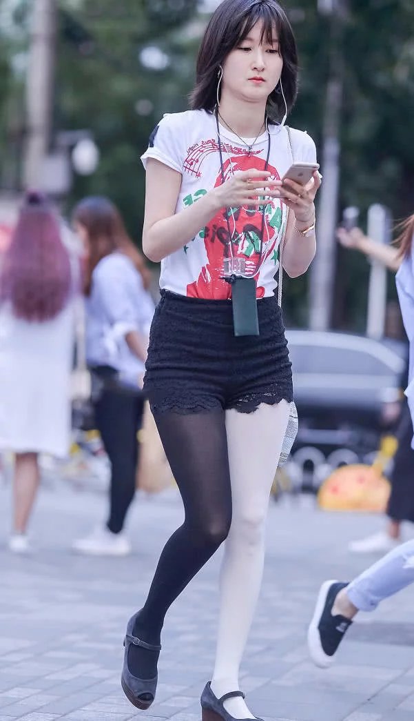 小姐姐包臀裙,下半身“黑白双杀”成为吸睛的好利器