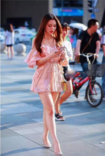  『气质』街拍：甜美可爱小清新美女，美姿曼妙如出水芙蓉，气质优雅