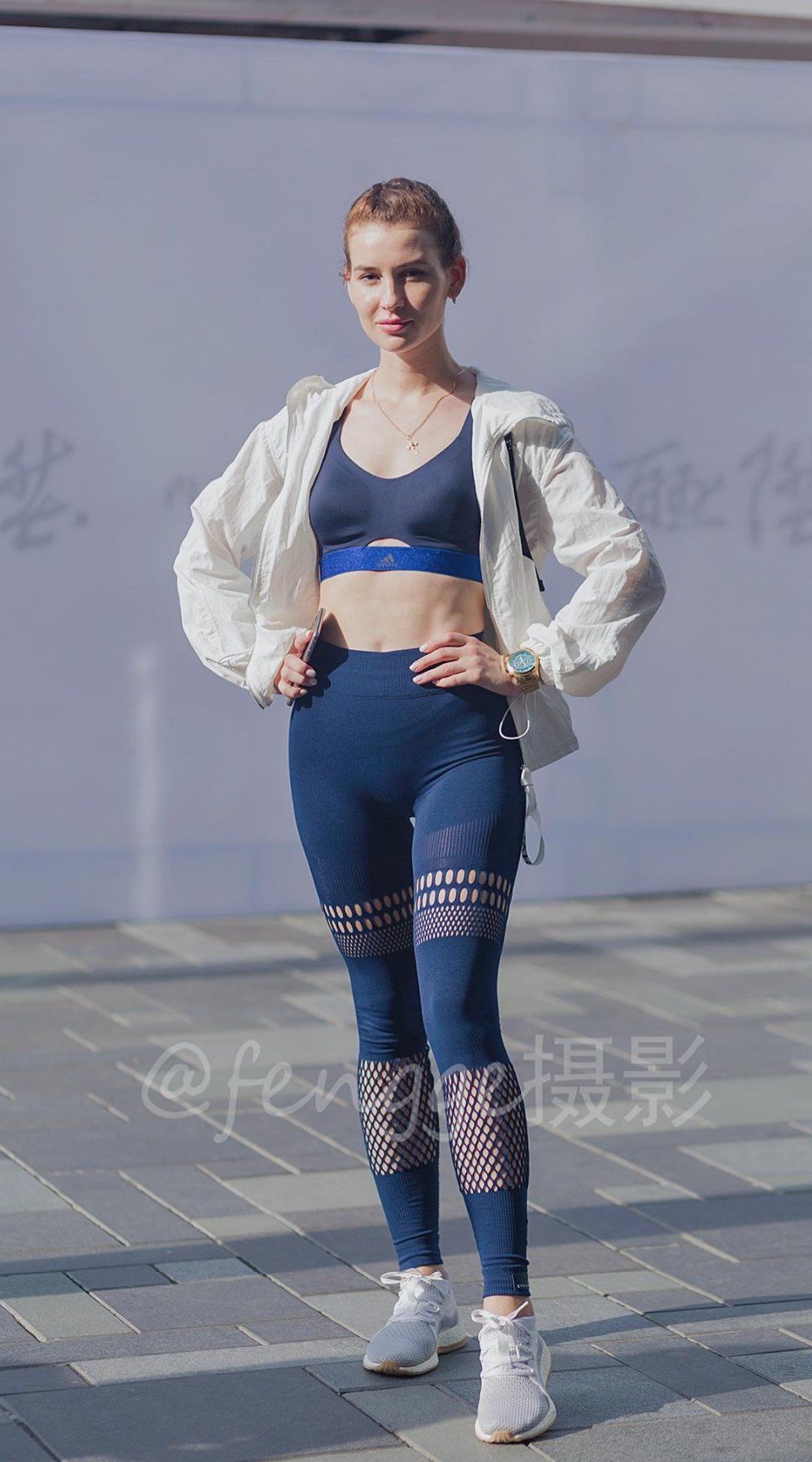 街拍:偶遇健身服版金刚芭比，穿搭时尚颜值高，网友赞叹太美了