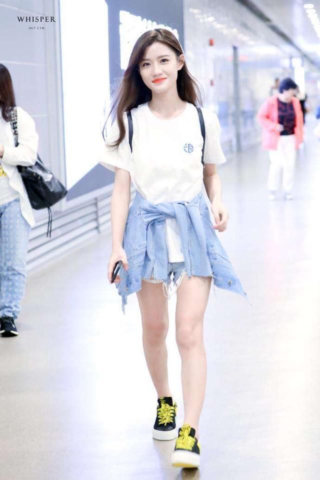 陈意涵个子不高腿却让人服气，T恤搭短裤现身，一双美腿惊艳全场