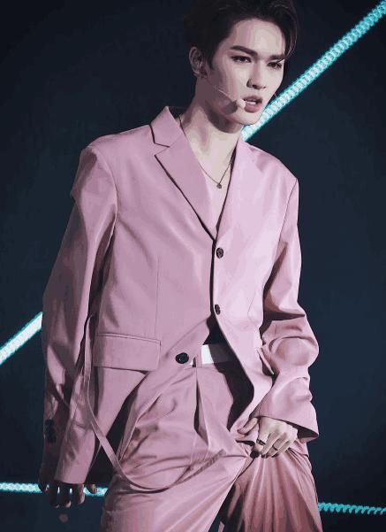 朱正廷蔡徐坤同穿西装，谁是小奶狗谁是小狼狗，一目了然！