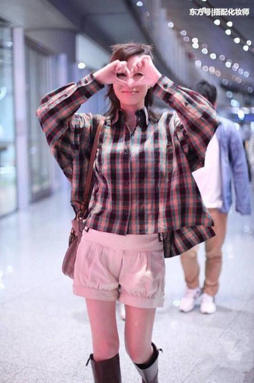 现实里的佘诗曼没有娘娘的气场，穿这衣服显老气，远不及秦岚！