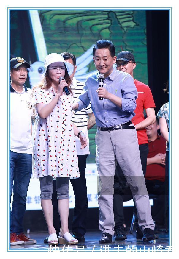 当56岁蔡明同台56岁宋丹丹，才知道保养与不保养的差距有多大