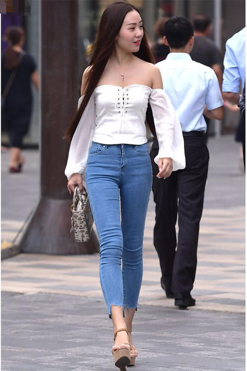 轻熟姐姐紧身裤勾勒饱满臀线，与哥哥幸福挽手，确认过眼神，遇见