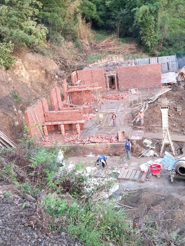  房盖■重庆刘先生回乡建洋楼，光挖机费就花了2万多，这房盖的有