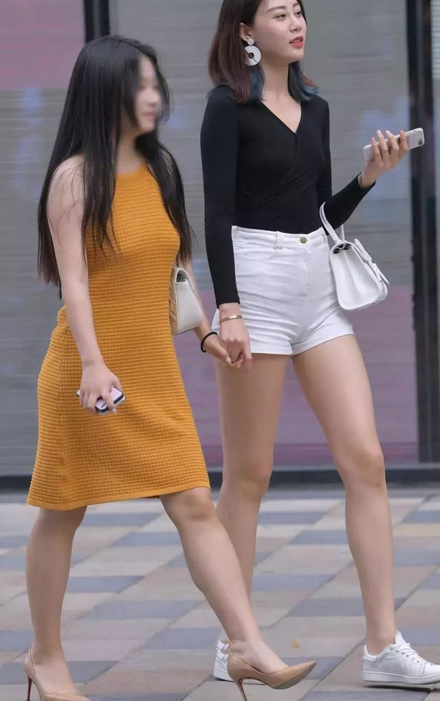 知性御姐白色紧身裤大秀修长美腿，火辣身材吸引了无数路人的眼球