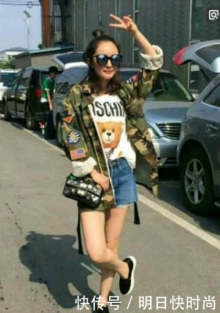 辣妈杨幂街拍，两条腿真的已经瘦成筷了