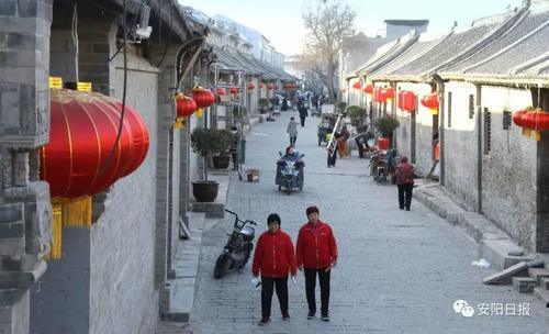 青砖灰瓦，古色古香，与甜水井街并称“龙凤街”