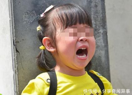 女儿每晚睡觉不脱衣服,宝妈怎么说都没用,低头