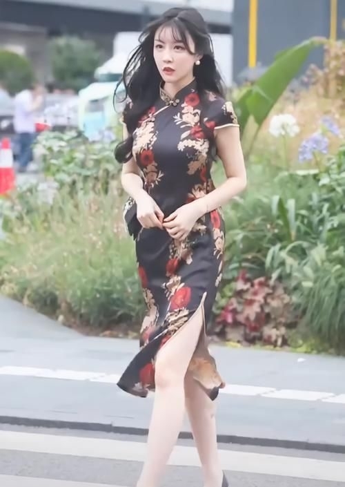  「梨形」女孩的“梨形身材”完美诠释旗袍的美，走在街上，回头率百分百！