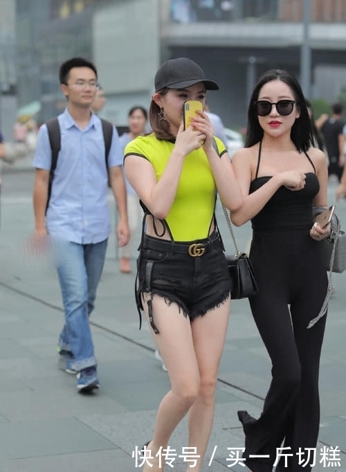 姐姐|高跟鞋成“扫帚”,走路还能帮人拖地,她穿的啥谁看懂了?