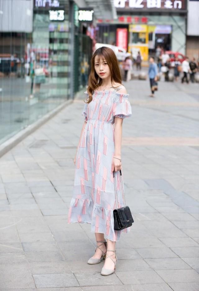 「过半」街拍:街角一抹春色,行过半街留香!