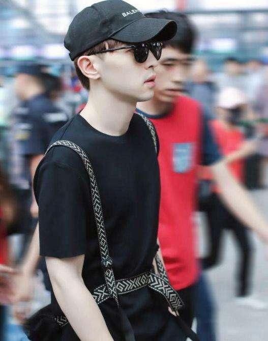 邓伦太皮了吧，安全带”系腰上，转身后书包里的东西亮了？