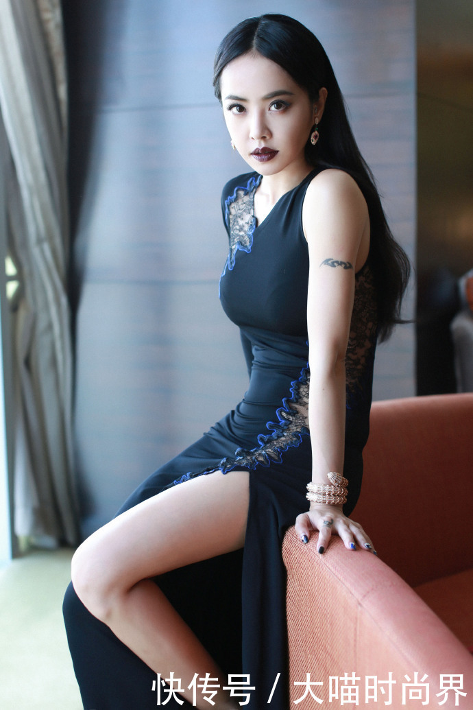 蔡依林开叉裙现身，这身材简直在拉仇恨，网友：身高不是事儿！