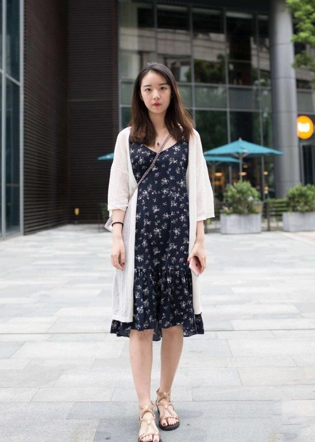 『少女』街拍:小姐姐身穿简约的白色背心,搭配牛仔裤,穿出了少女感