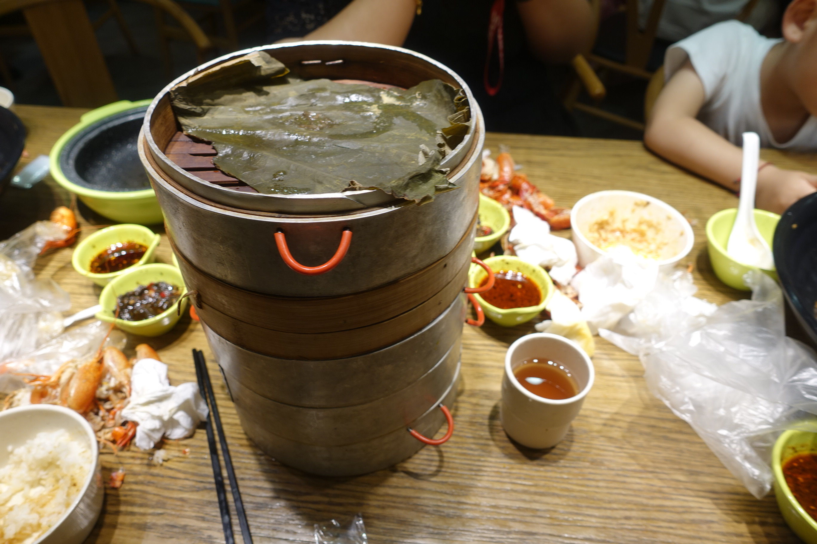 边看世界杯边吃小龙虾,3个人吃掉整整6笼小龙