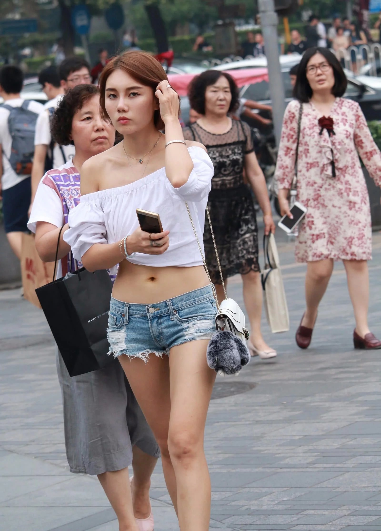 性感小姐姐身材白色一字肩配超短裤，大秀一双迷人的大长腿，吸睛