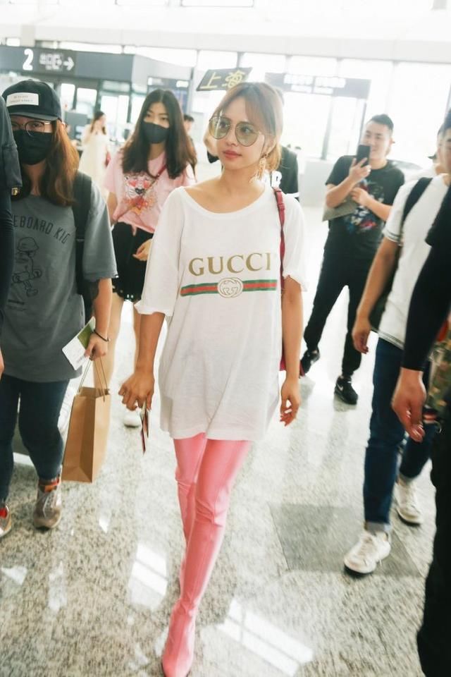 蔡依林身穿紧身皮裤现身，网友:30度高温，你当真不热?