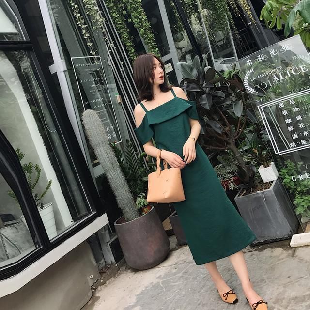 吊带连衣裙穿在女人身上，特别能凸显女人味，快来看看！