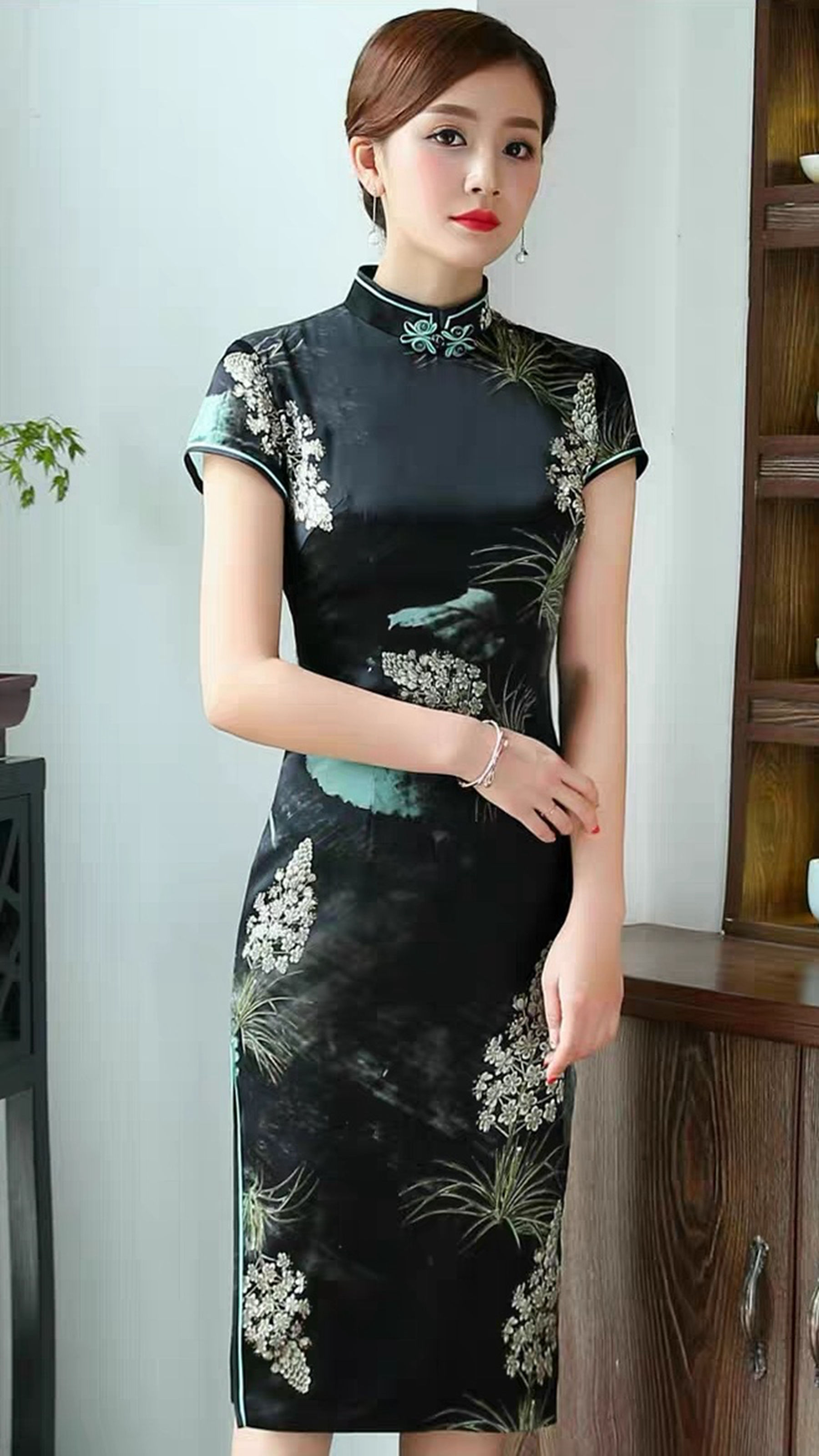 夏季新款日常真丝旗袍裙，中长款晚礼服，深色印花旗袍，高贵冷艳