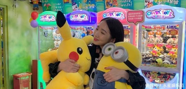  『孟美岐』孟美岐晒商场游玩美照，一手抱一个布娃娃，满满的少女心