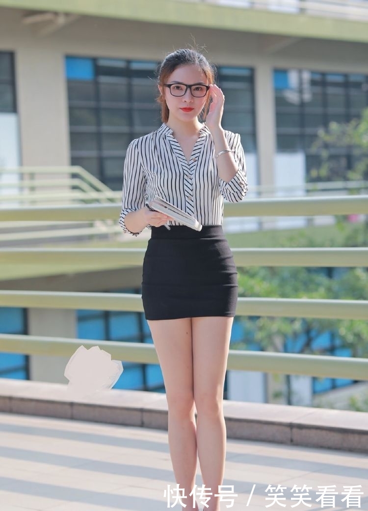 简洁@路人街拍:夏日街头的OL小姐姐,简洁大气才是精髓!