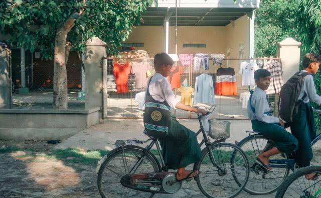 世界上佛塔最多的城市,当地人民生活贫苦,一生都要出家一次