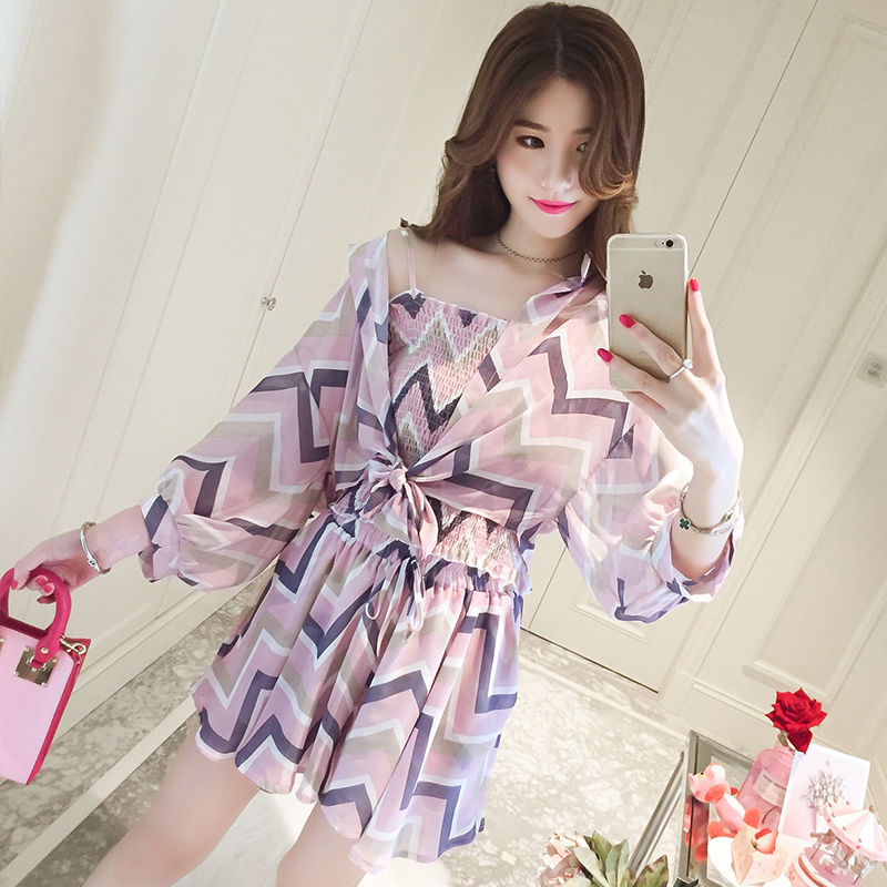 不可思议!美女,你的套装穿的太性感了,这样短裤套装你敢穿吗?