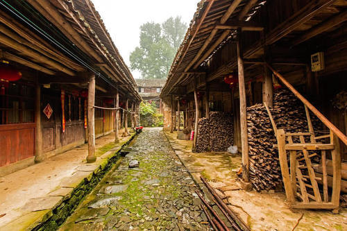 这村庄有着“空中乡村”的美称，被梯田环绕，火山黑石铸造