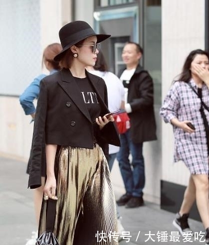 女人|街拍:皮裤穿在成熟的酷女人身上才叫美,身材超好,走哪都有回率