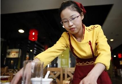 印度人来中国抱怨用筷子实在太麻烦，结果店员一句话，他无言以对