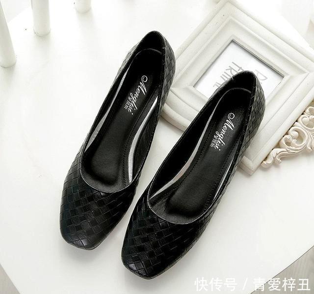  『舒适』现在女生也太会打扮了，出门穿这样的一脚蹬鞋，美的让人目不转睛