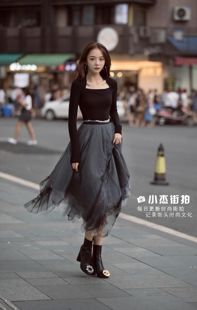 街拍:千万人中，遇见一枚散发着成熟女性魅力的姑娘，要表白啦