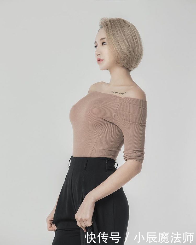  勾勒■性感模特紧身素色上衣，瑜伽裤勾勒迷人身材