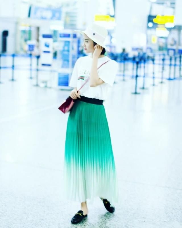 唐艺昕真敢穿,百褶裙透明到印出安全裤,网友:跟没穿一样!